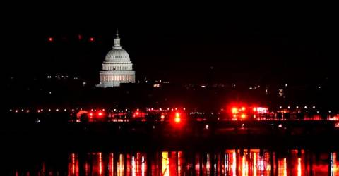 Many feared dead after passenger jet and helicopter collide, crash into Washington river