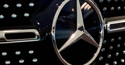 Mercedes-Benz moves to cut costs, revive sales after earnings slump