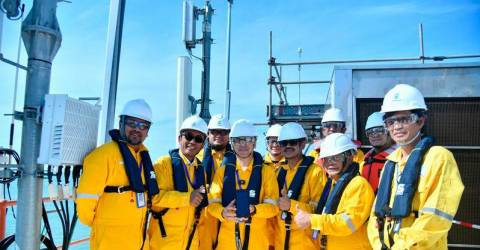 Fahmi inspects 5G integration at Petronas’ RGTSU in Melaka