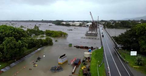 Rising floodwaters force evacuations in eastern Australian