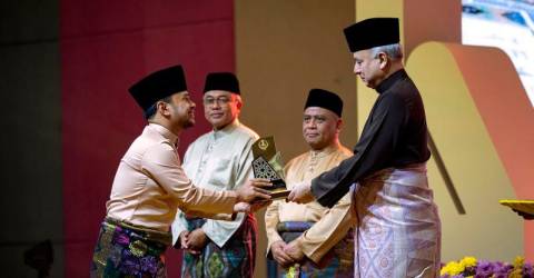 Sultan Nazrin graces Quran Recitation, Memorisation Assembly closing