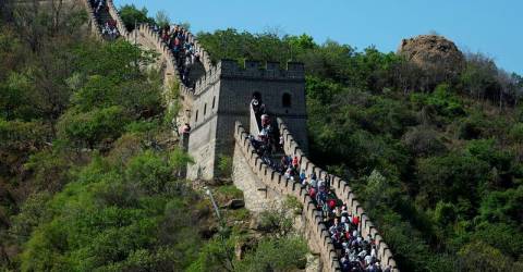 Japanese tourists detained for indecent act at Great Wall