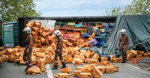 Lorry carrying tomatoes overturns while being towed