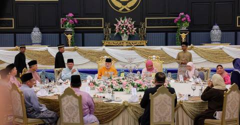 Agong, Raja Permaisuri berbuka puasa bersama PM, jemaah menteri