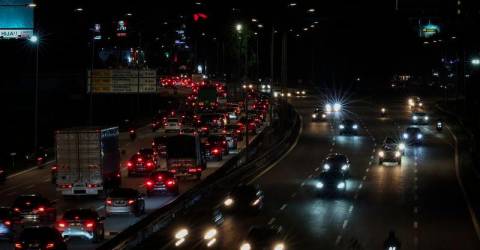 Heavy vehicles prohibited from using right lane on highways