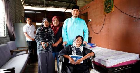 PM Anwar extends aid to woman with optic nerve problems