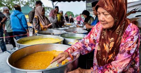 Cik Mah’s kuih talam sells out in under an hour