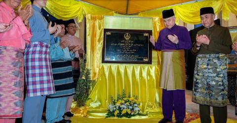 Sultan Nazrin graces opening of Bagan Datuk’s Tuminah Hamidi Mosque