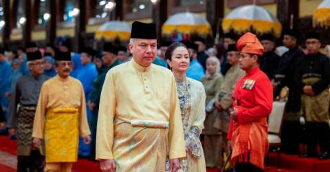 Sultan Nazrin visit Arena Kuala Kangsar Ramadan bazaar