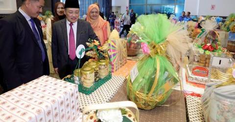 Raya cookies for security teams, health workers in Sabah